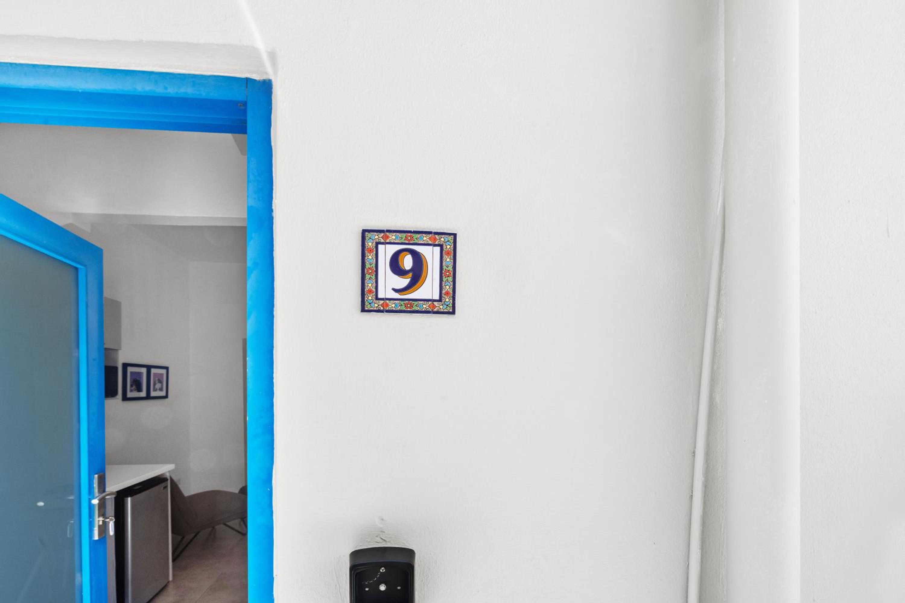 APT, Artistic Decor One Bedroom - Self Check In -MM9 view 4