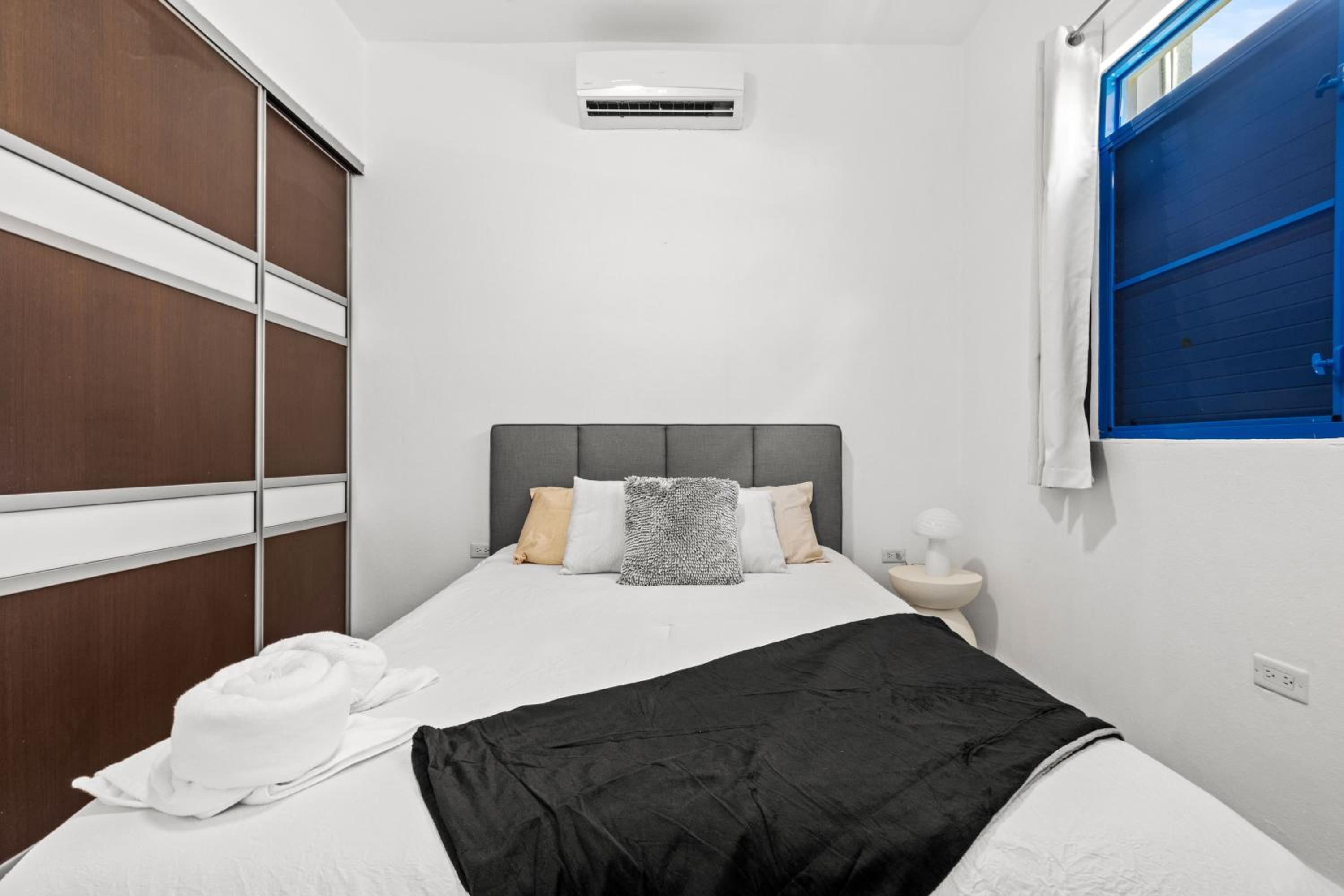 APT, Artistic Decor One Bedroom - Self Check In -MM9 view 5