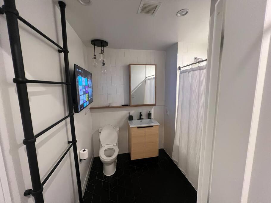 Beautiful 1 Bedroom Condo view 4