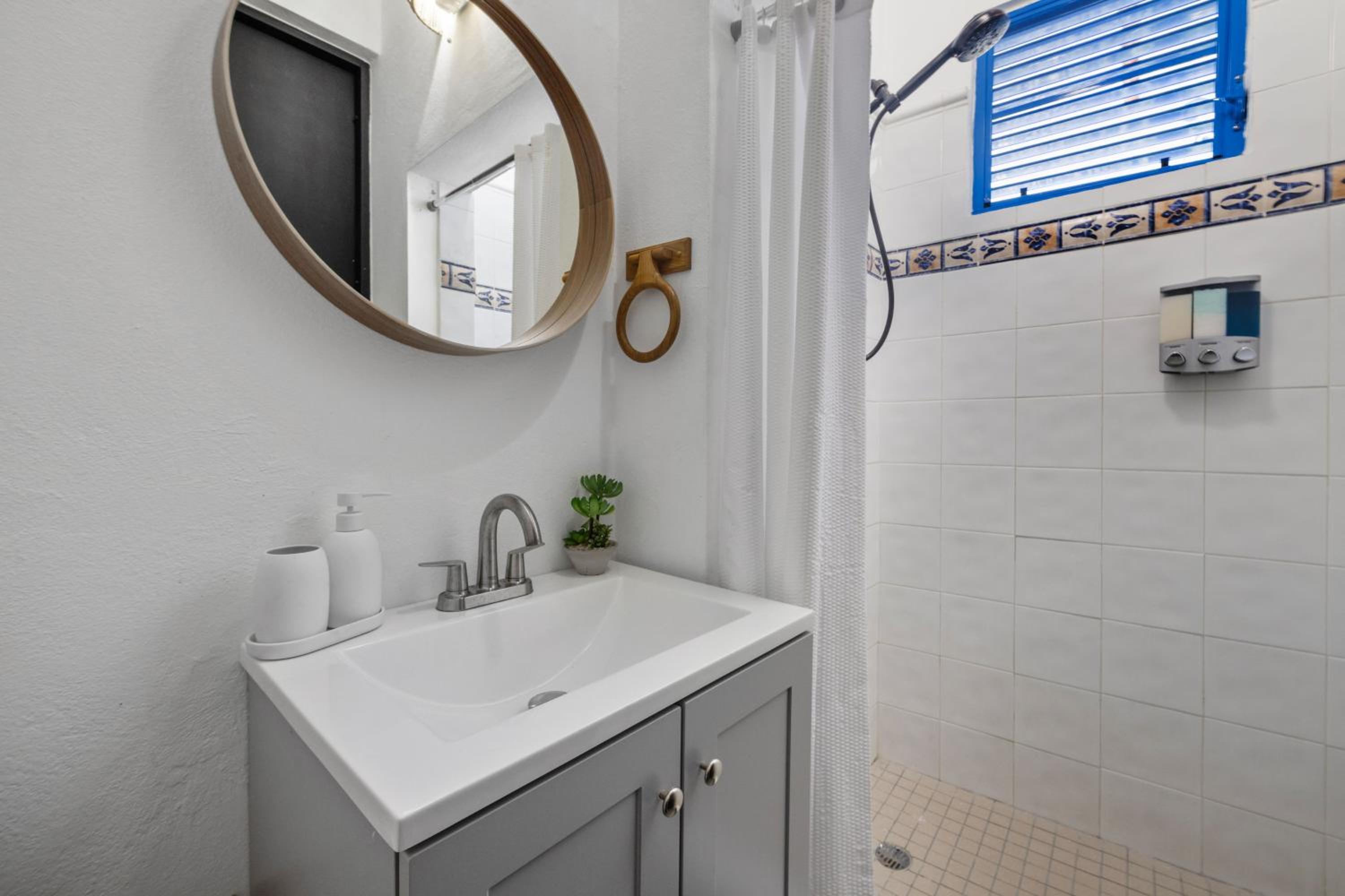 Elegant Studio With Balcony Private - Self Check In - MM1 view 3