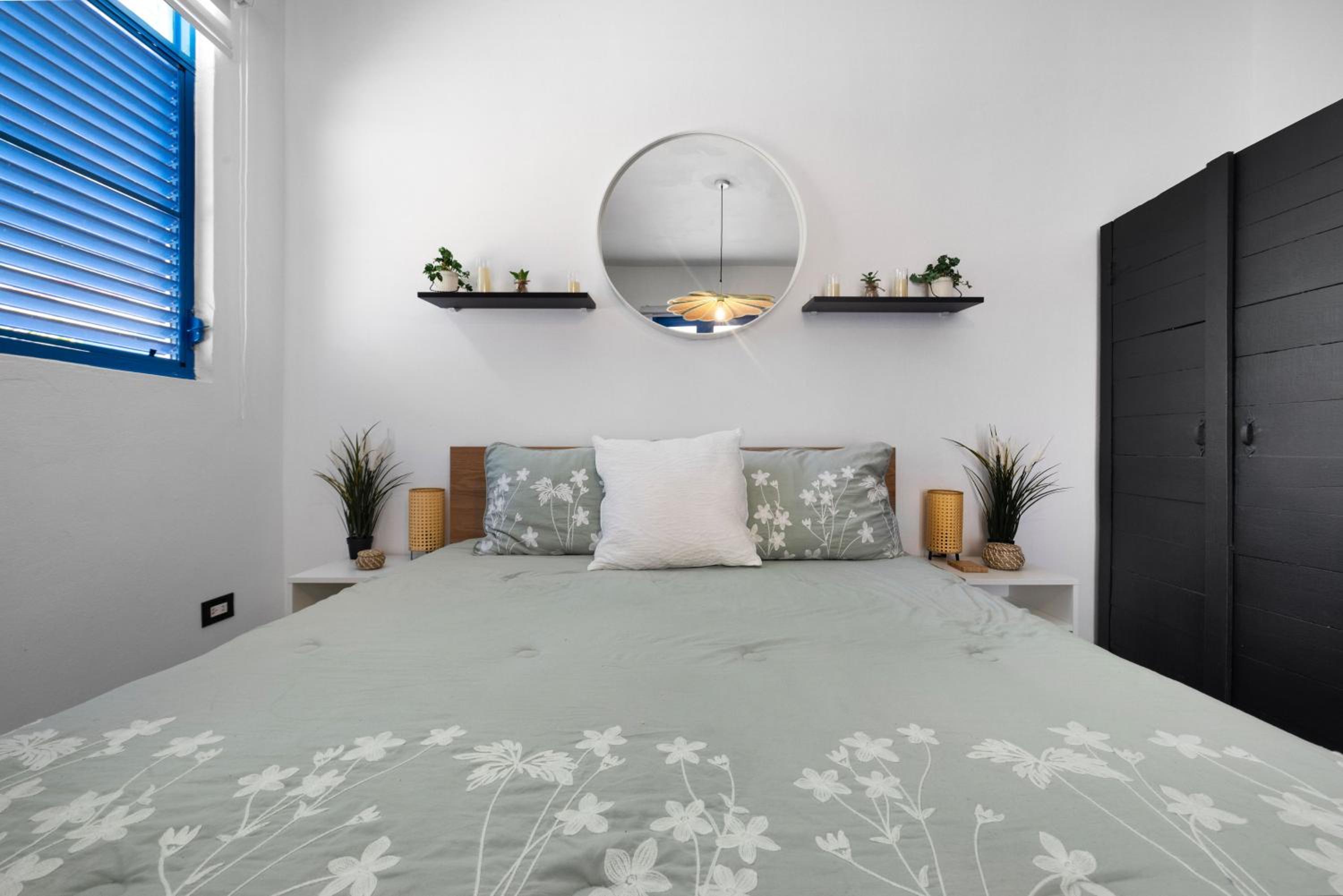 Elegant Studio With Balcony Private - Self Check In - MM1 view 2
