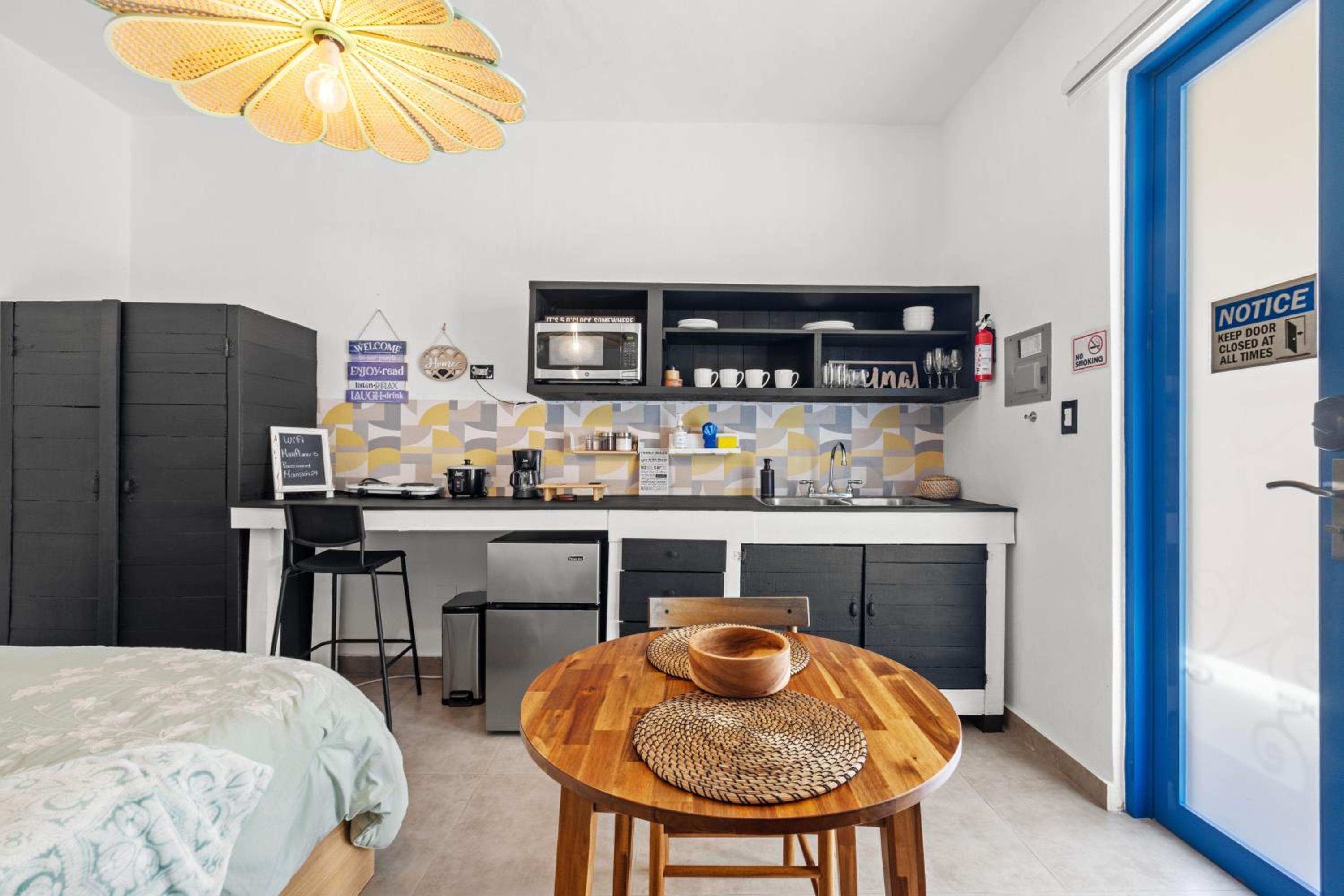 Elegant Studio With Balcony Private - Self Check In - MM1 view 4