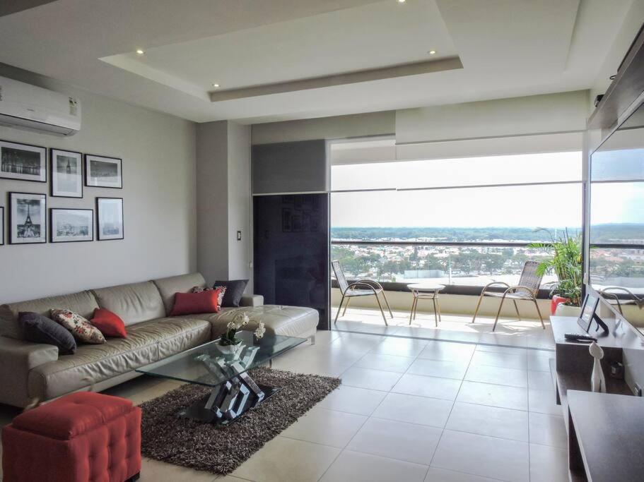 Departamento en Guayaquil con balcón y espectacular vista