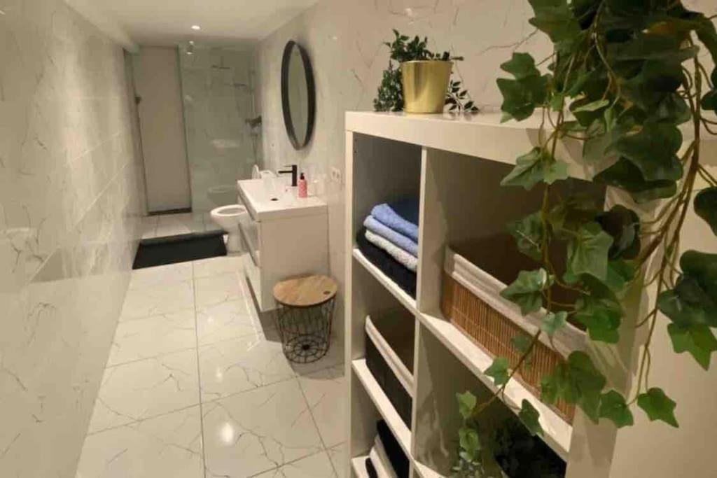 Superbe appartement full équipé avec une cour extérieur