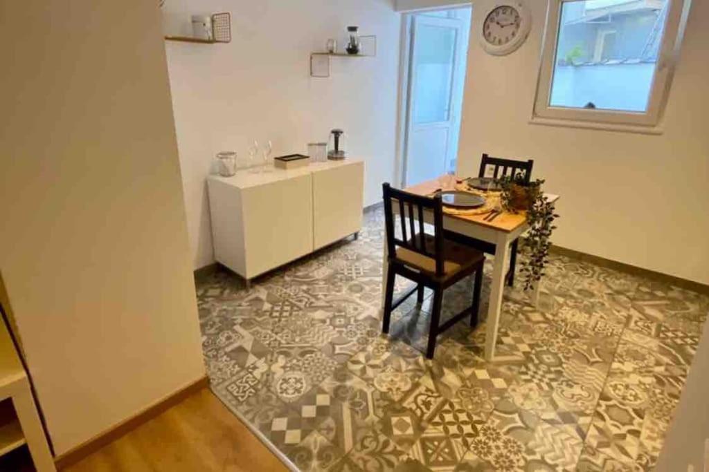 Superbe appartement full équipé avec une cour extérieur