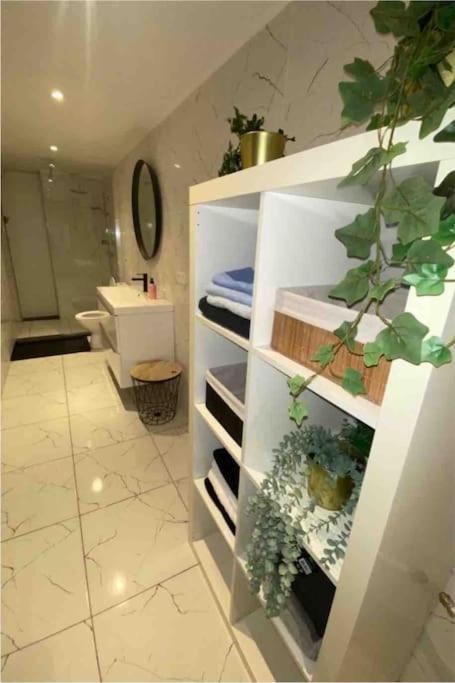 Superbe appartement full équipé avec une cour extérieur