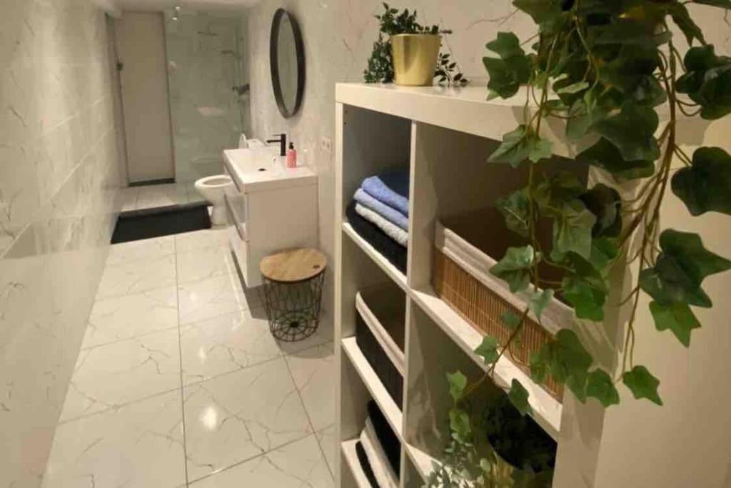Superbe appartement full équipé avec une cour extérieur