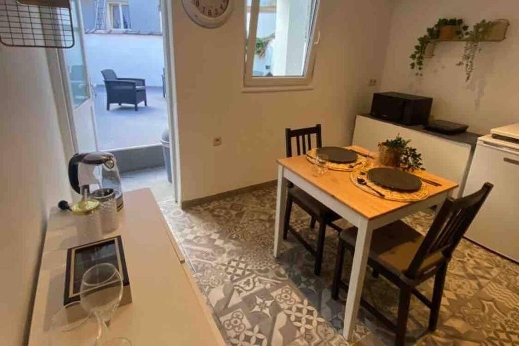 Superbe appartement full équipé avec une cour extérieur