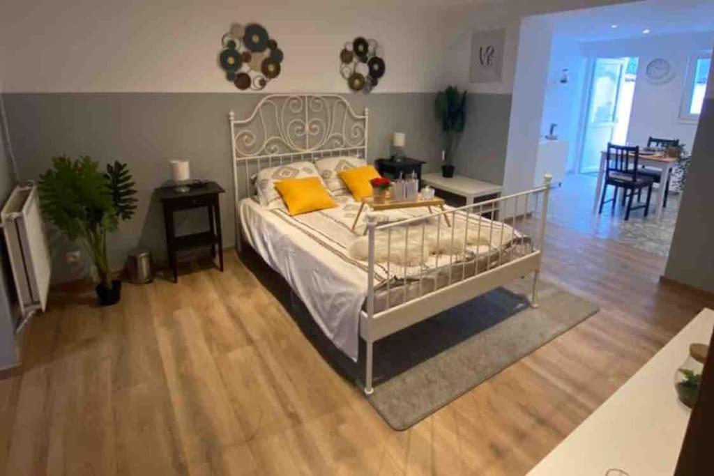 Superbe appartement full équipé avec une cour extérieur