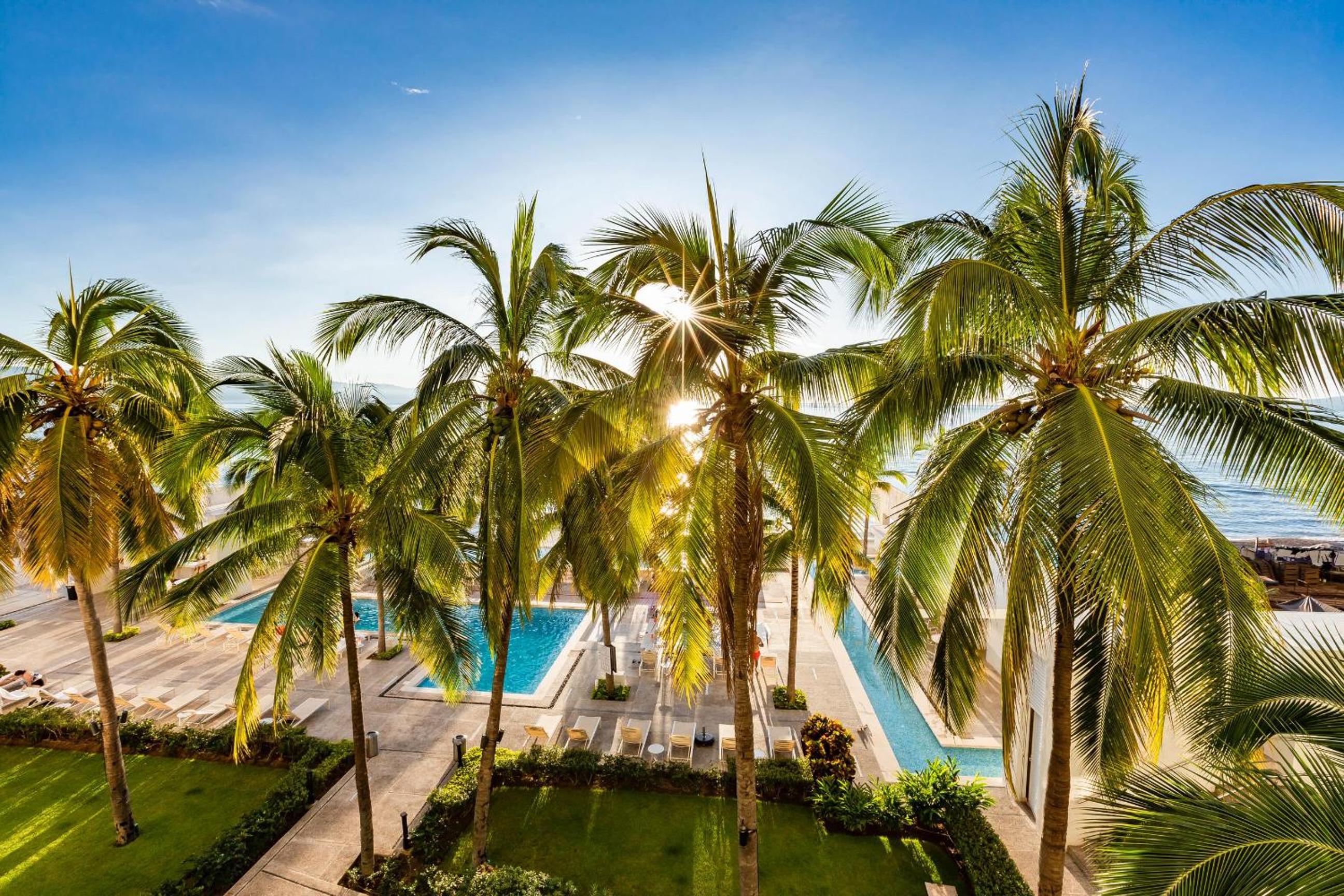 Bright Apartment Ocean views & Pool view 4