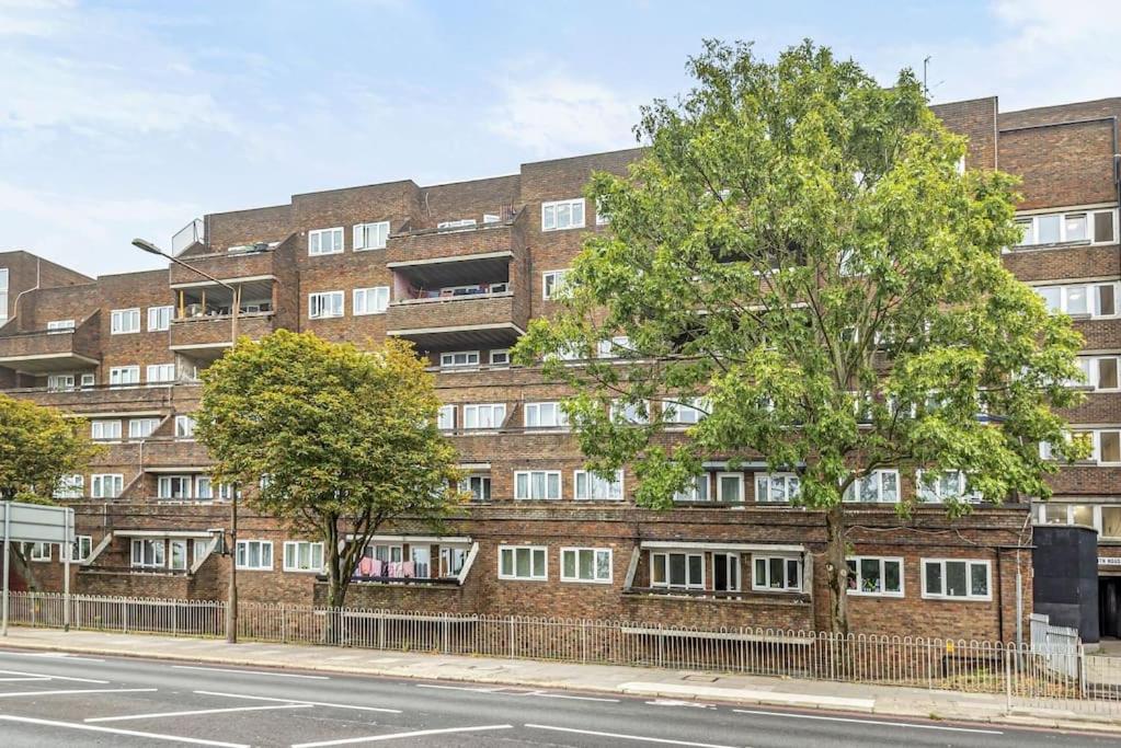 Spacious flat close to Elizabeth Line view 2