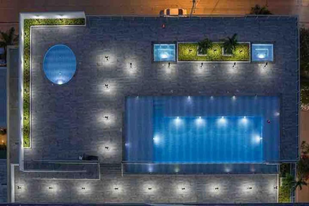 Beautiful bay view apartment at infinitum