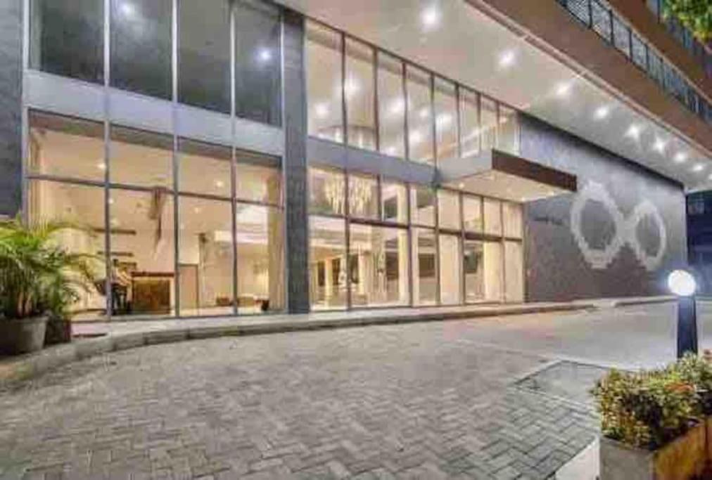 Beautiful bay view apartment at infinitum