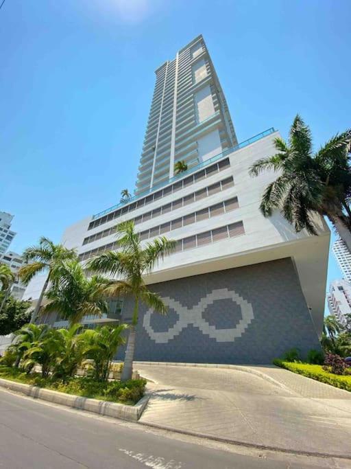 Beautiful bay view apartment at infinitum