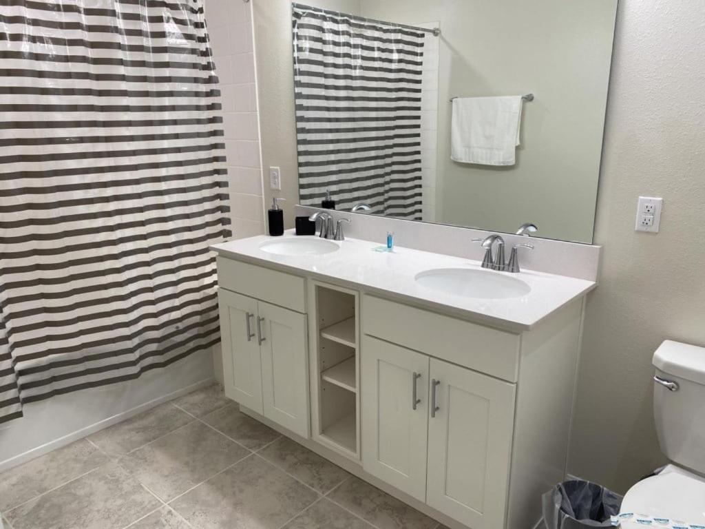 Comfortable 2BR Condo w/ Lake Views