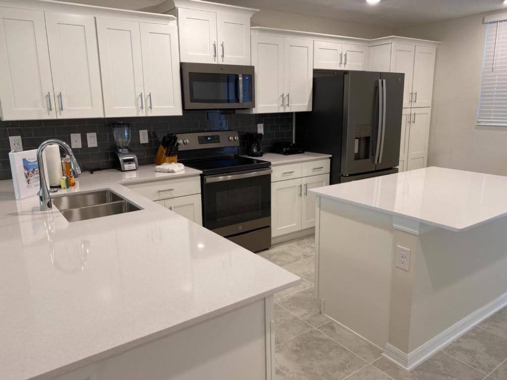 Comfortable 2BR Condo w/ Lake Views