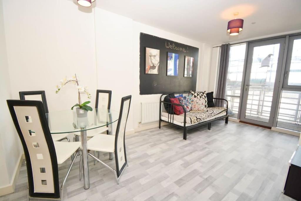 GioGio - Comfortable Stratford Flat with Stunning Views