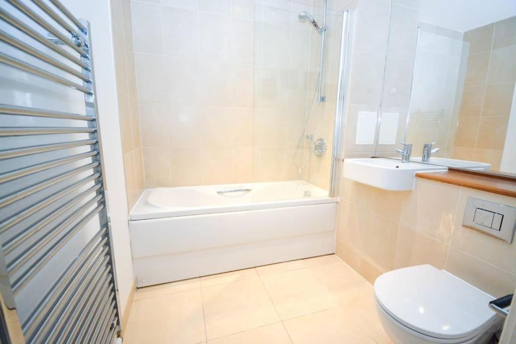 GioGio - Comfortable Stratford Flat with Stunning Views