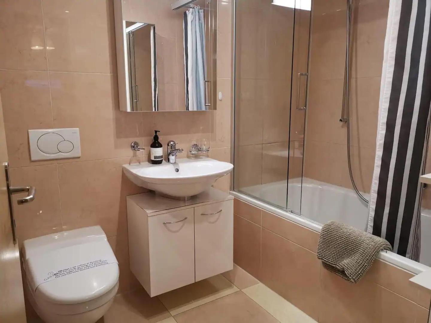 Family Frame Apartment