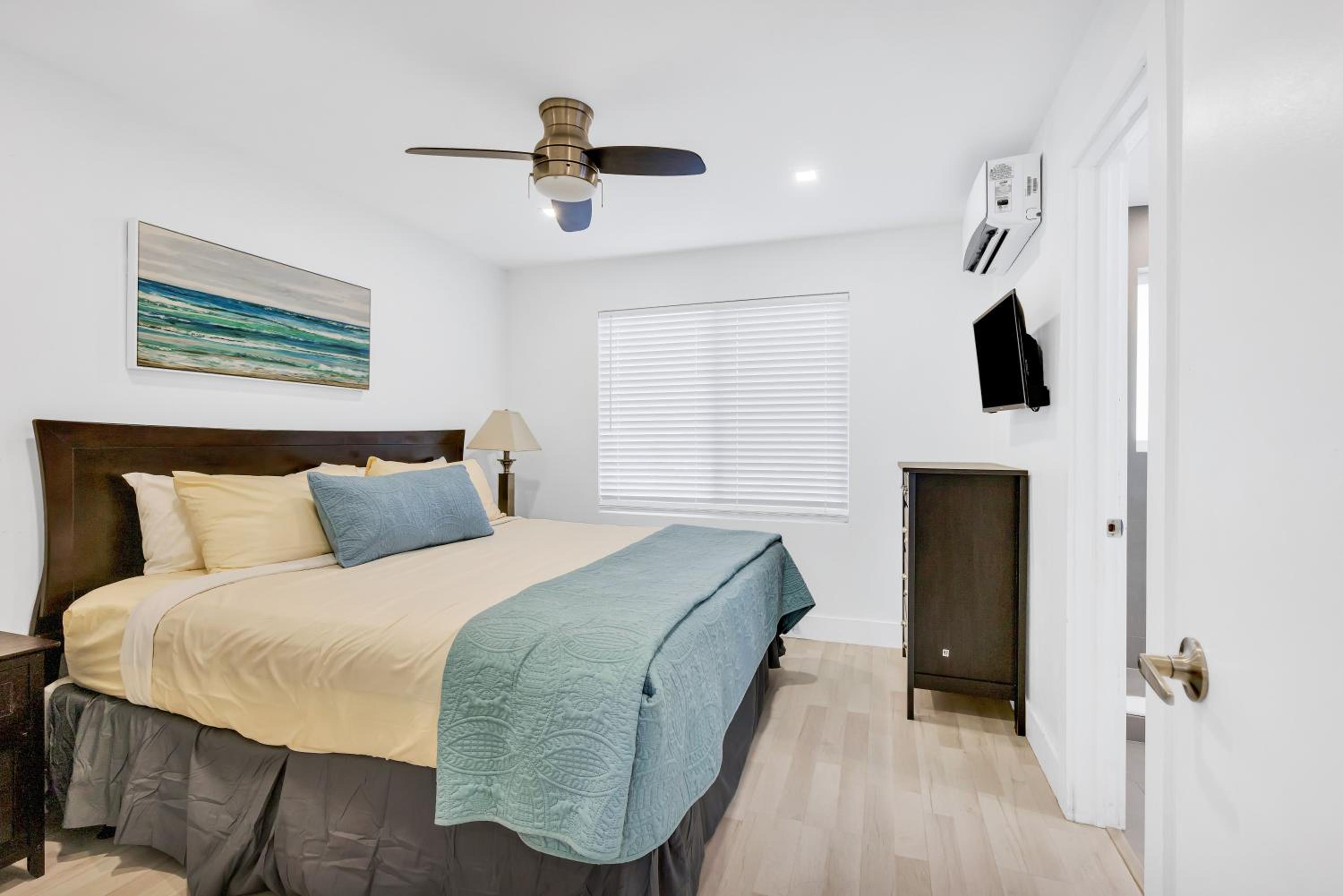 ULTRA Modern Apartment by the Beach view 4