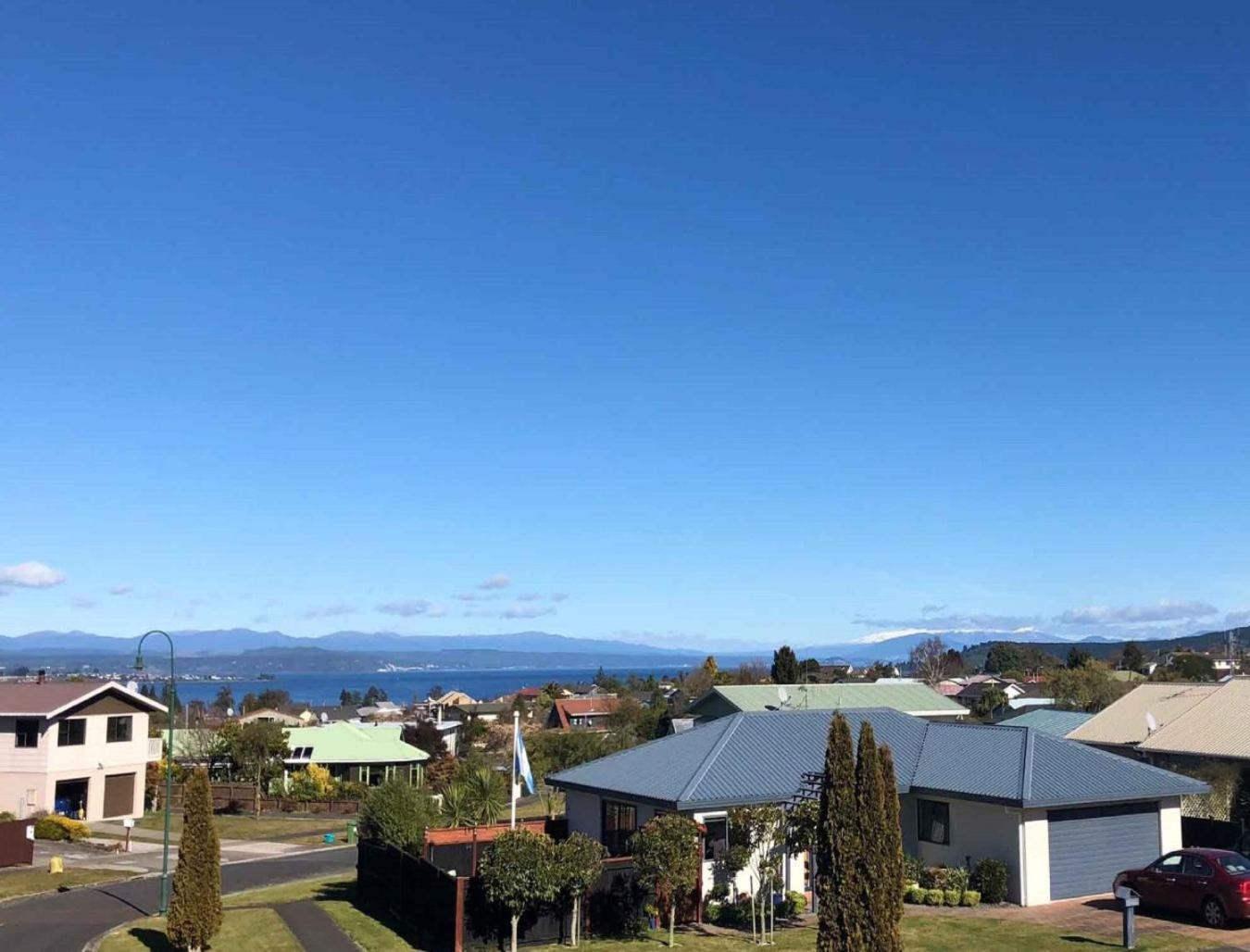 Holiday Home Lake Taupo view 2