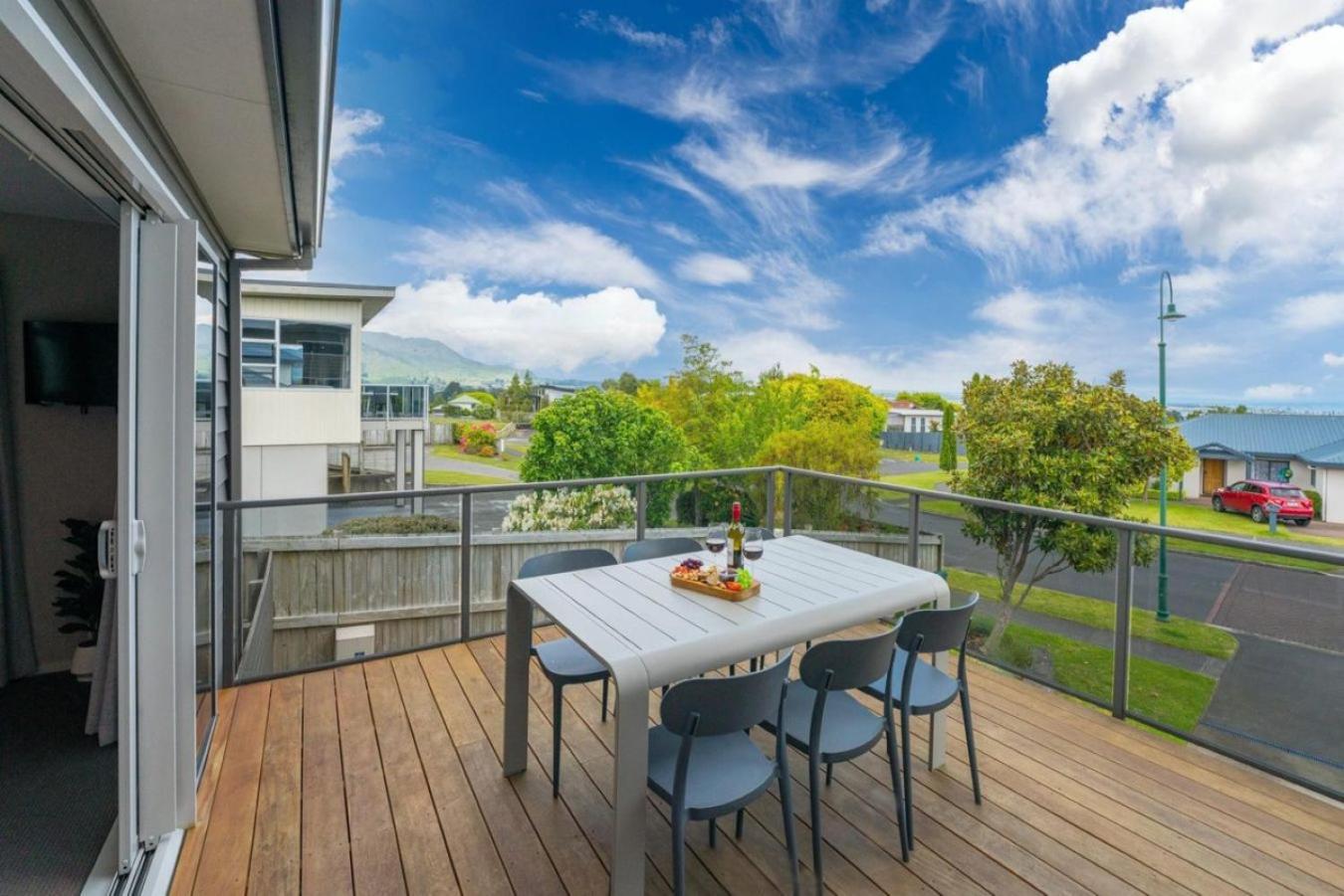 Holiday Home Lake Taupo view 3