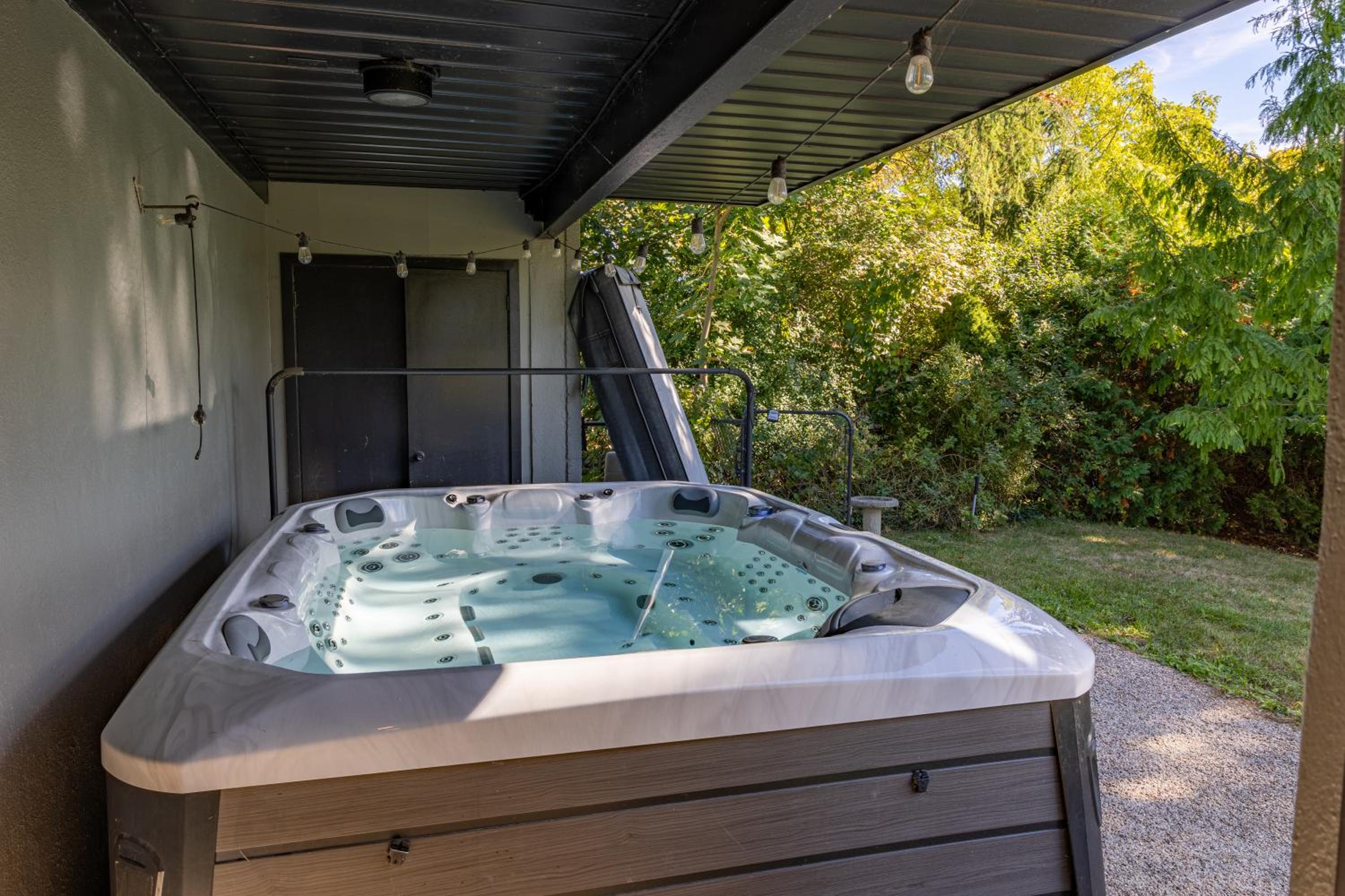 5 Bedroom Luxury Retreat with Hot Tub and Sauna