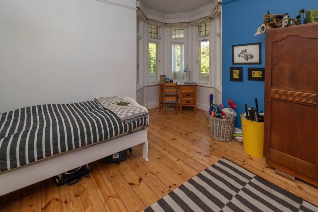 Spacious Home in Cape Town Rondebosch view 2