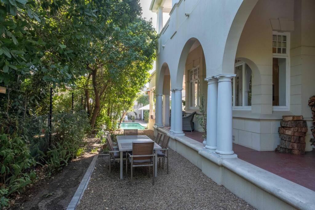 Spacious Home in Cape Town Rondebosch view 3