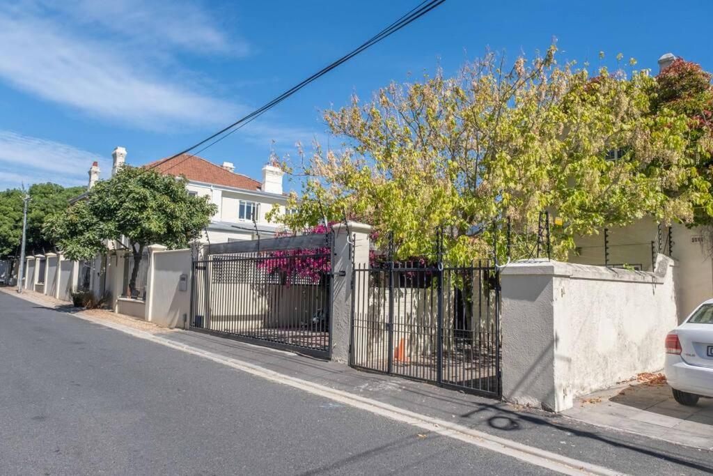 Spacious Home in Cape Town Rondebosch view 4