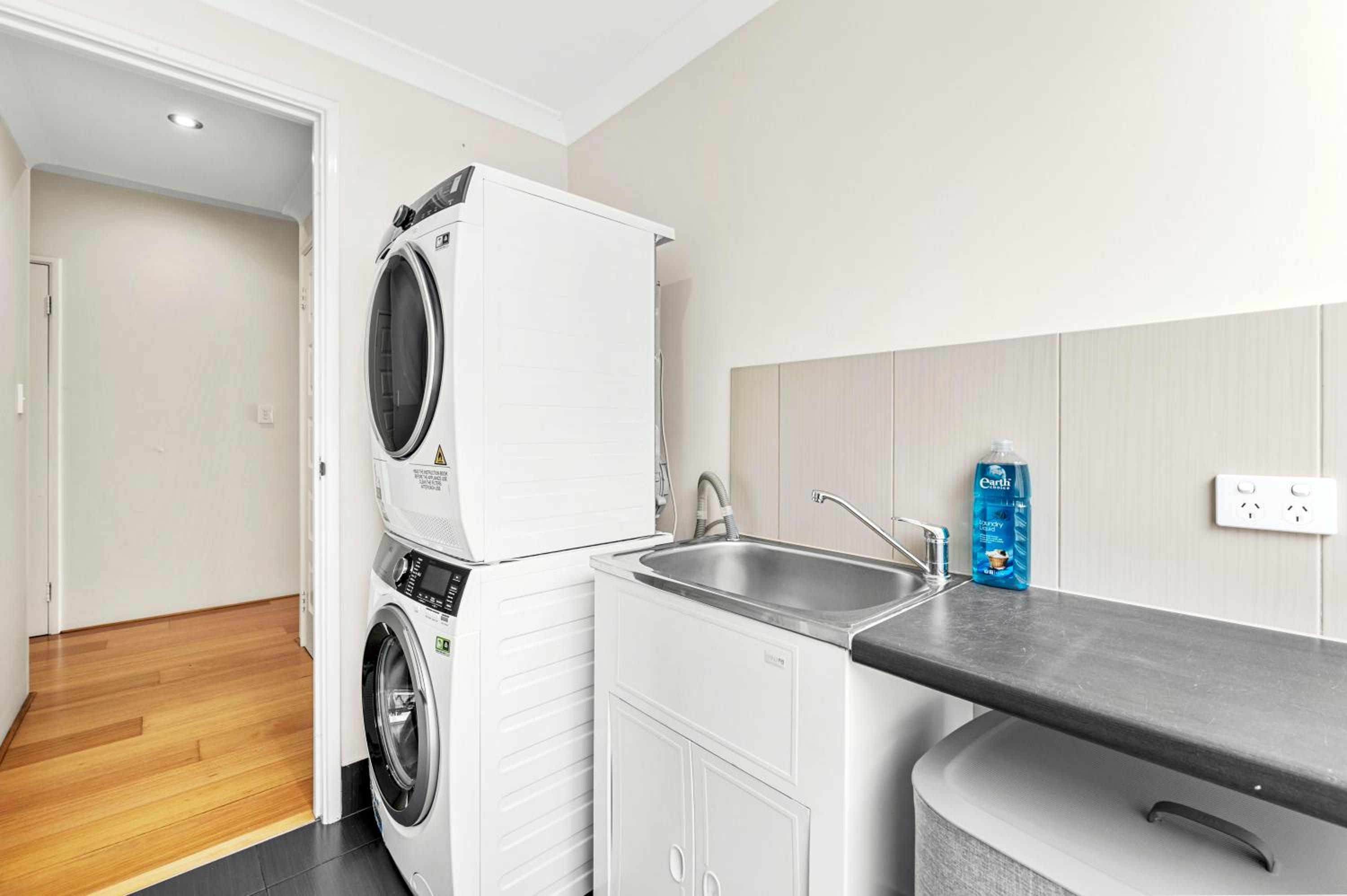 10 Majestic Maylands 4brwalk To River!