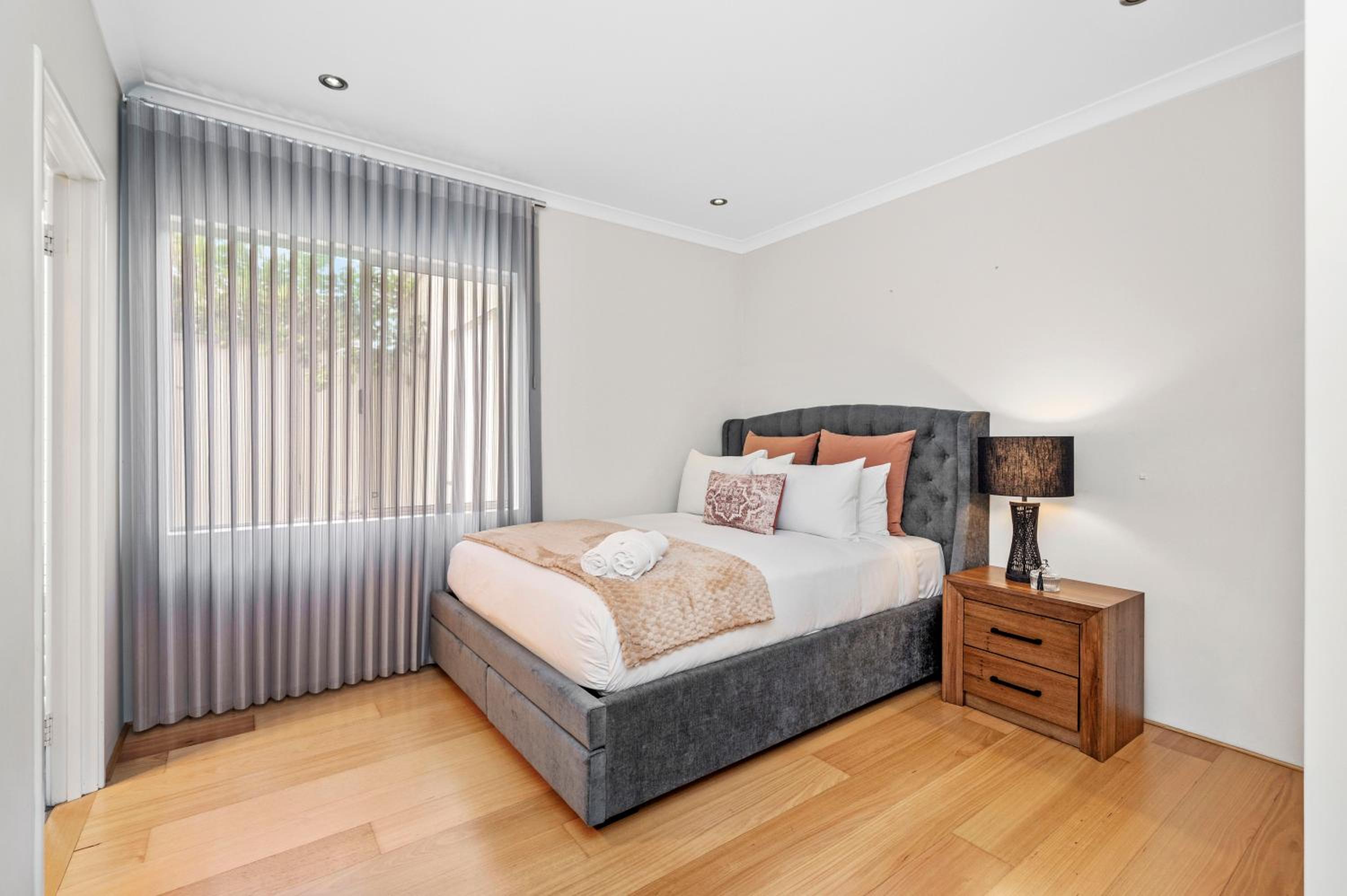 10 Majestic Maylands 4brwalk To River!