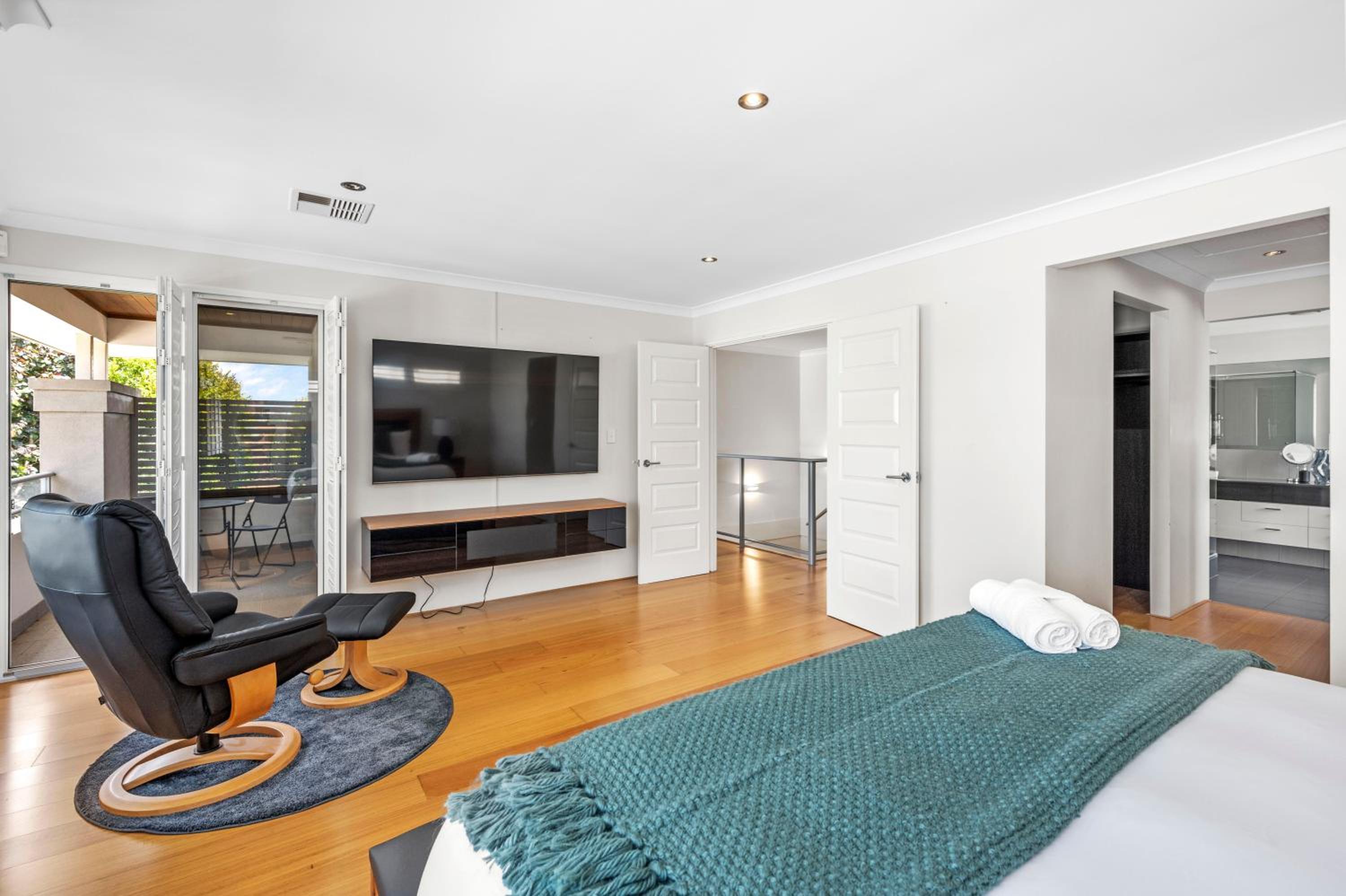 10 Majestic Maylands 4brwalk To River!