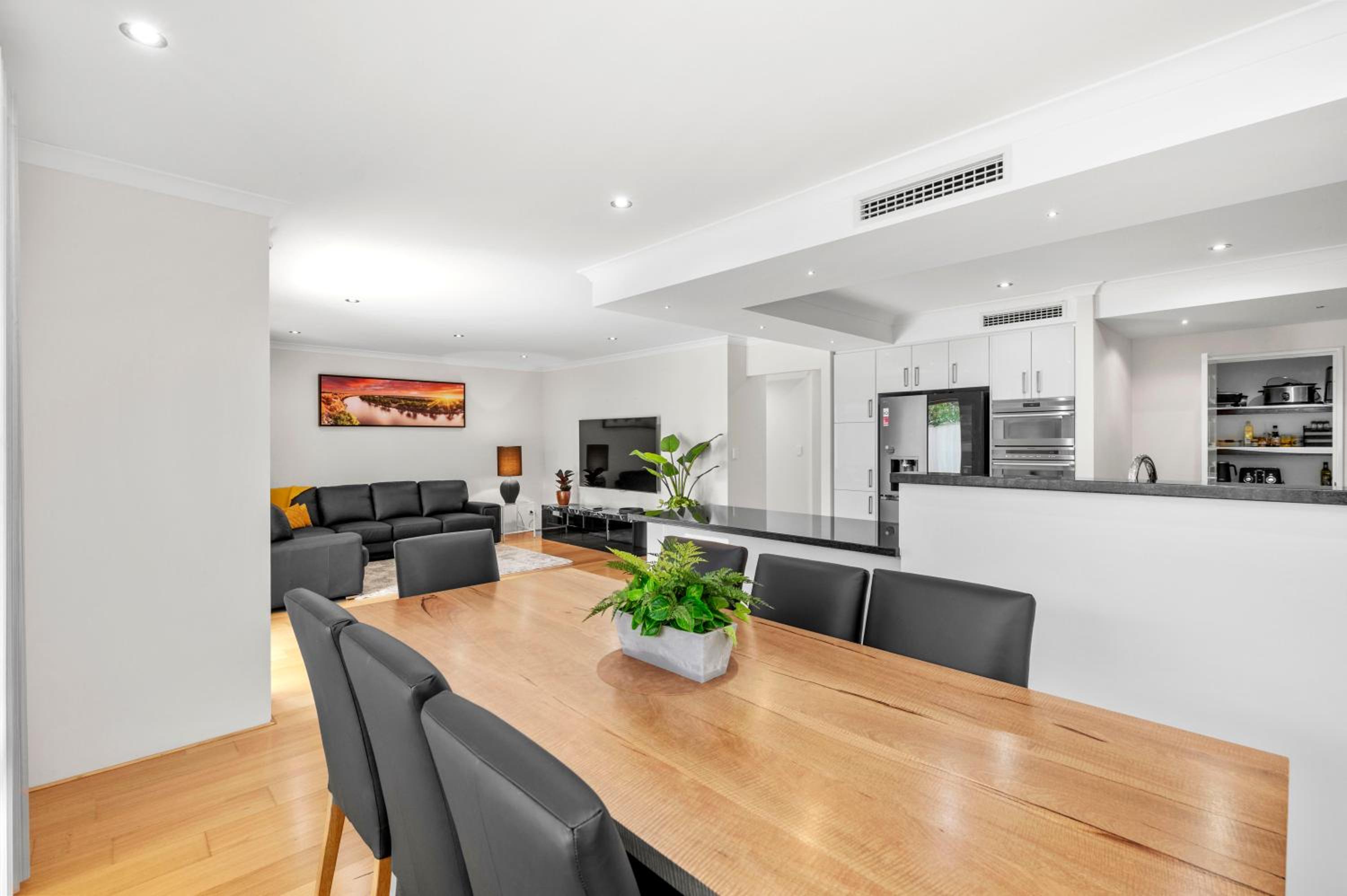 10 Majestic Maylands 4brwalk To River!