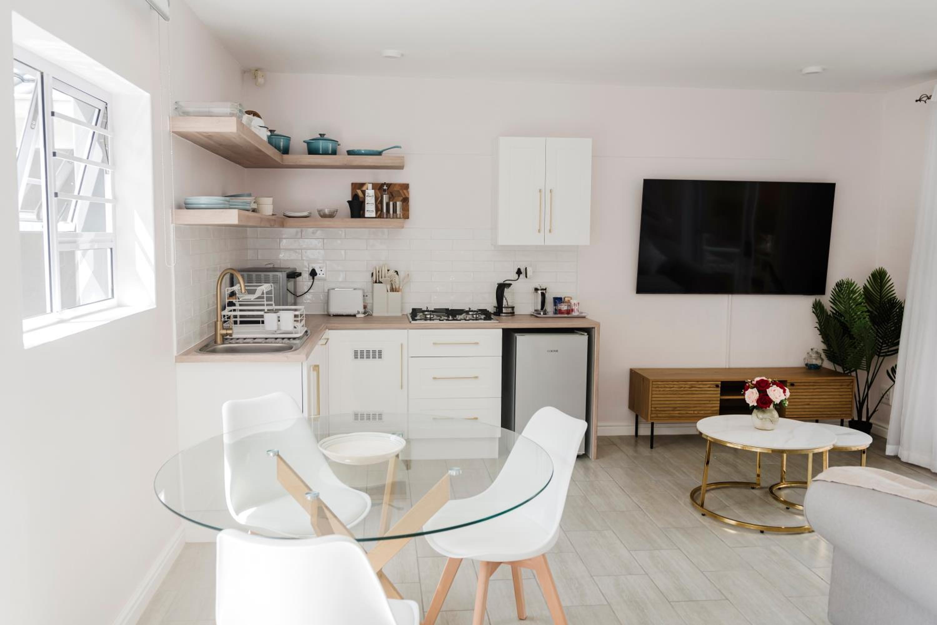 Sea La Vie, Amblewood Guesthouse
