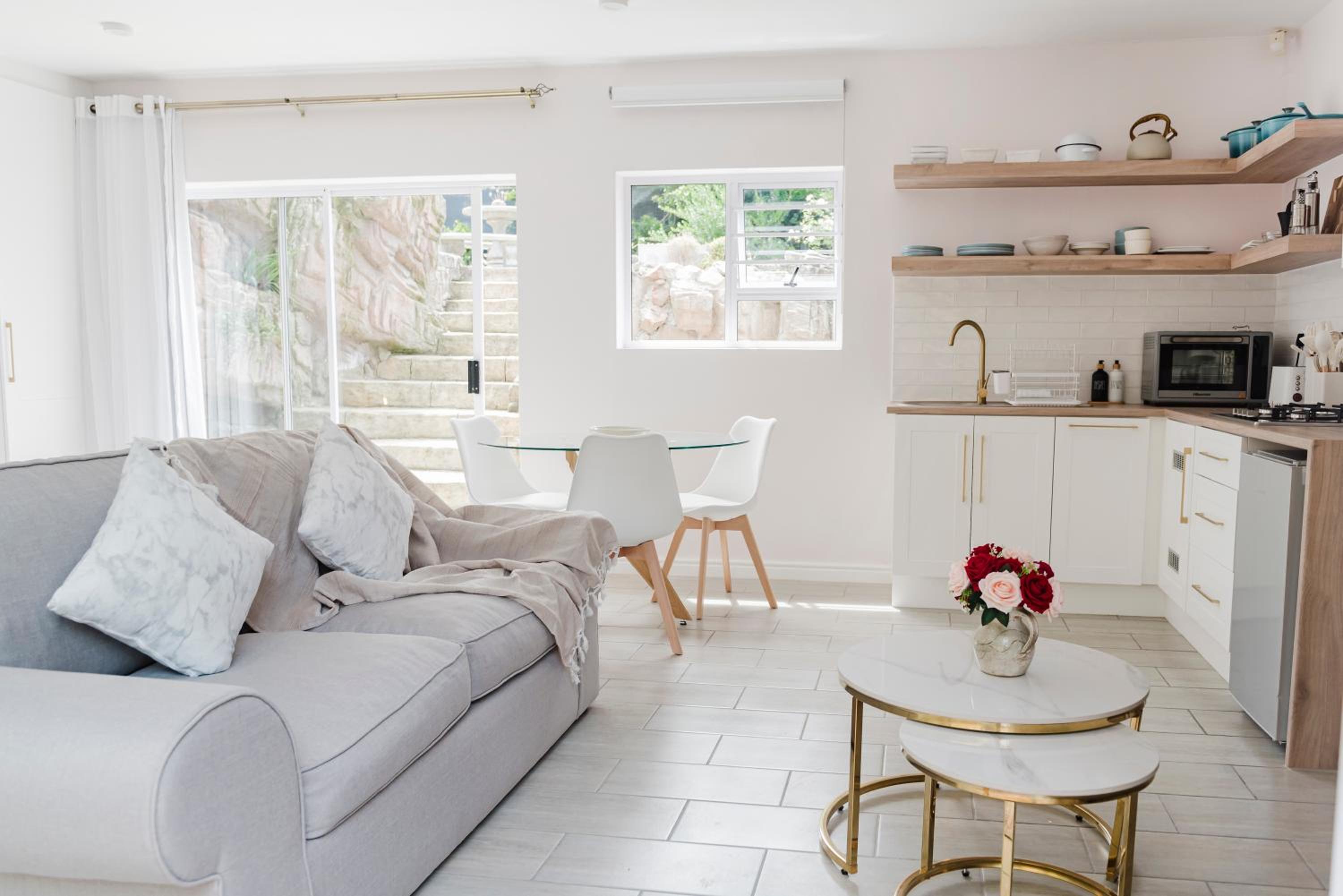Sea La Vie, Amblewood Guesthouse