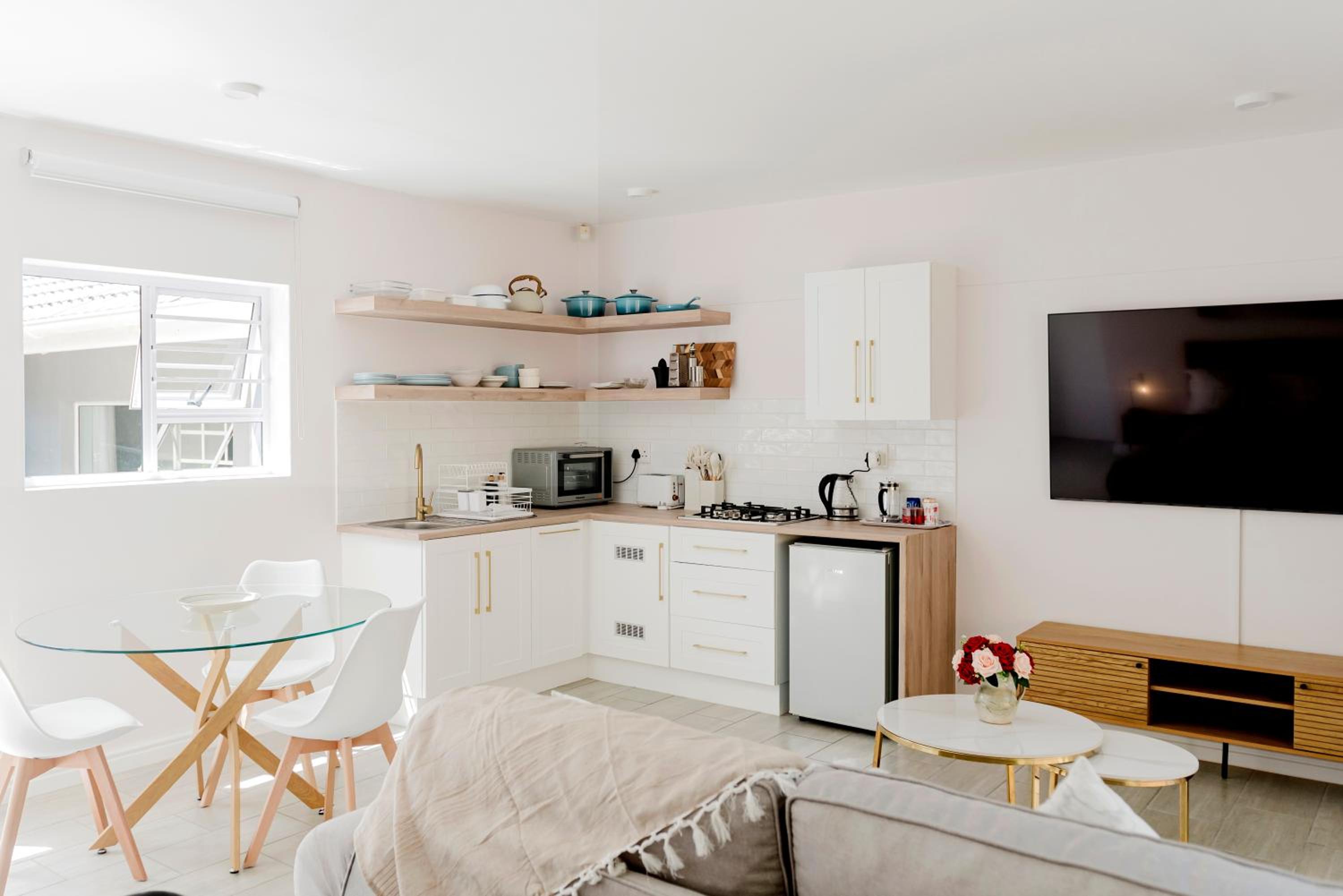 Sea La Vie, Amblewood Guesthouse