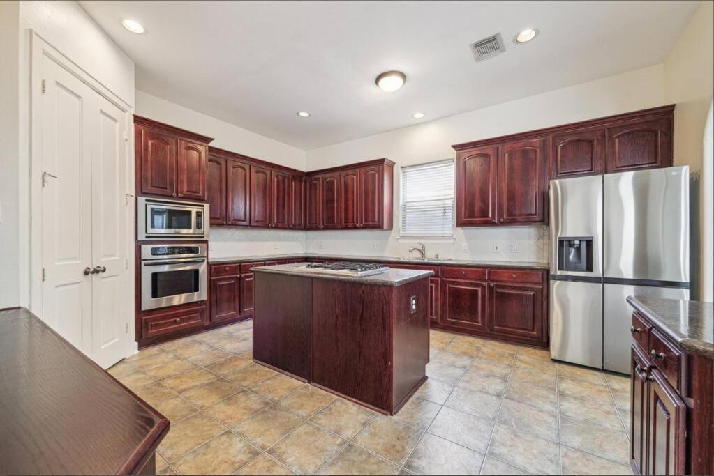 3BR 3Ba Home l Spacious l Walkable l Washington Ave view 4