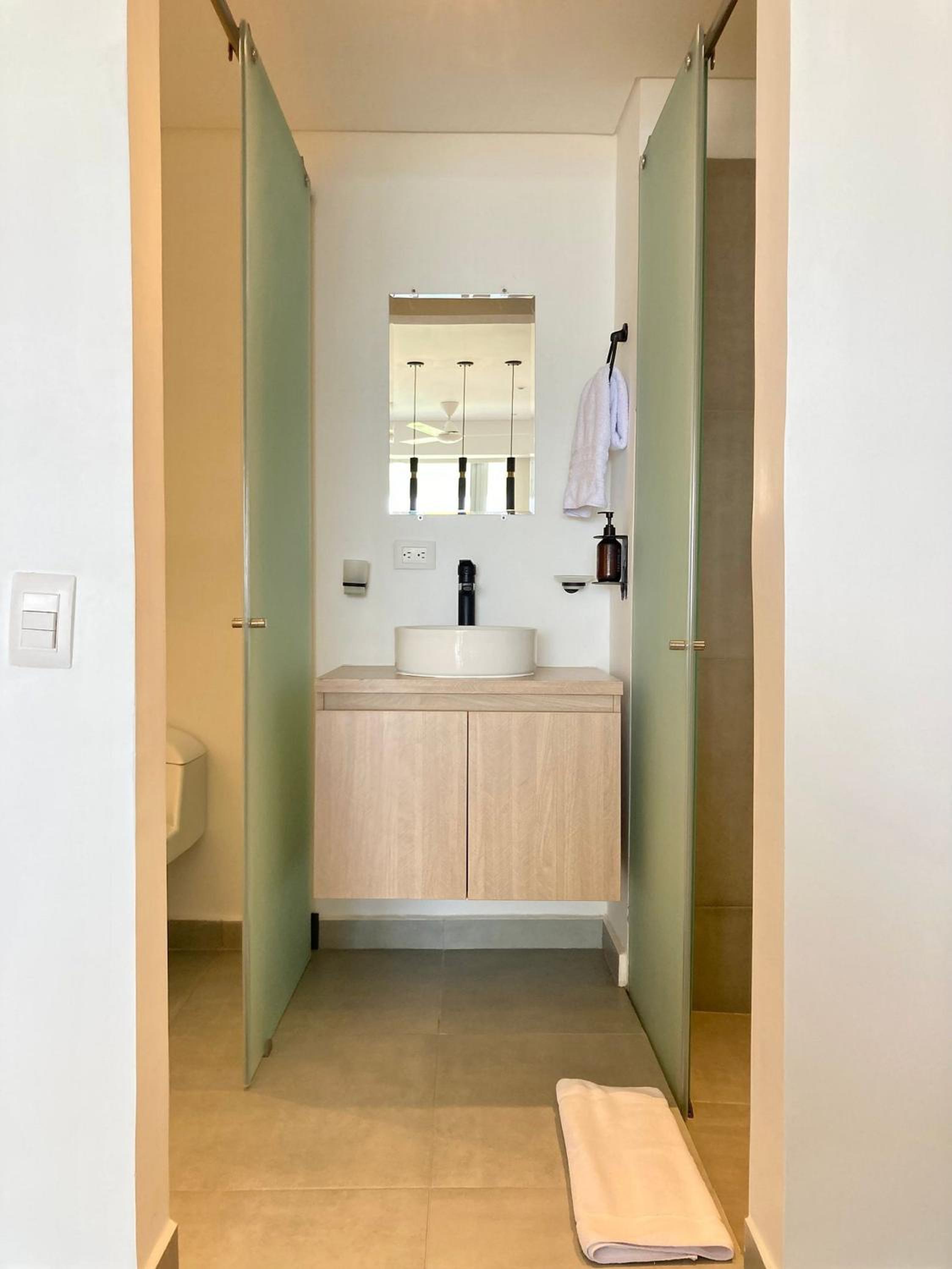 Suite moderna con vista al mar y parque CB 814