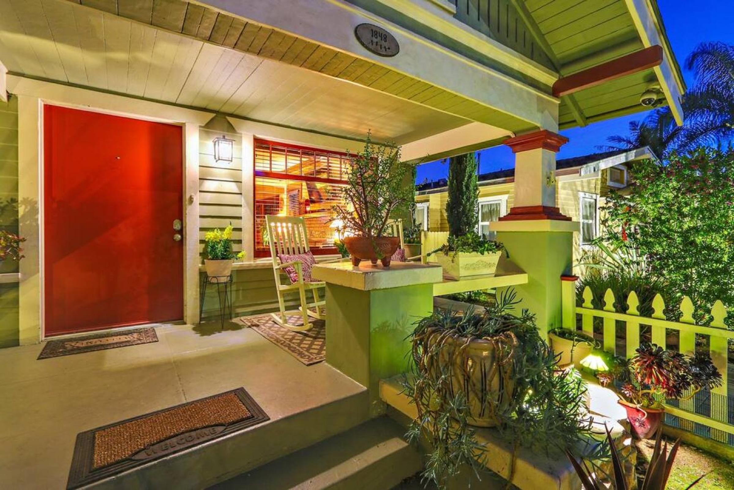 Charming Bungalow, AC, HotTub, Close to Beach view 5