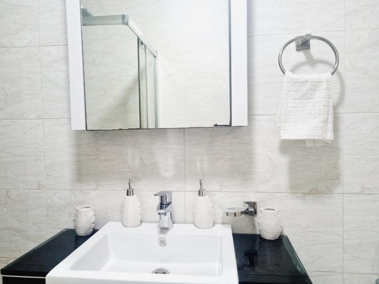 2 bed apartment- La casa de Miah Sandton view 4