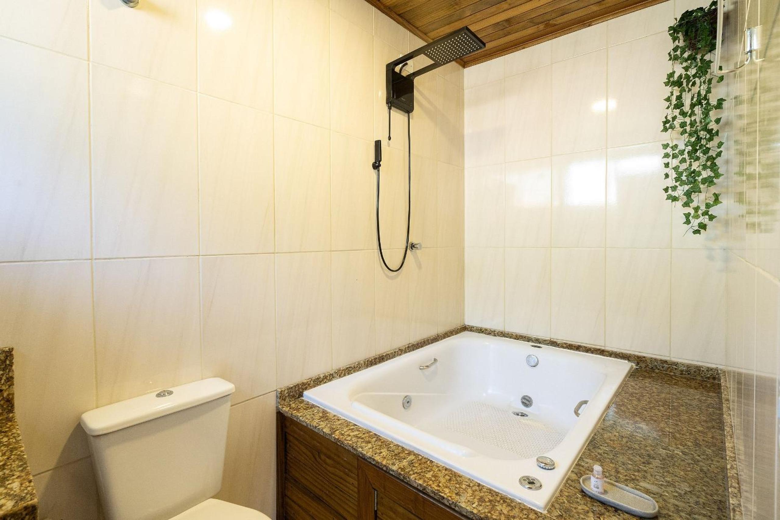Apê Cabana com banheira hidro casal, ar condicionado