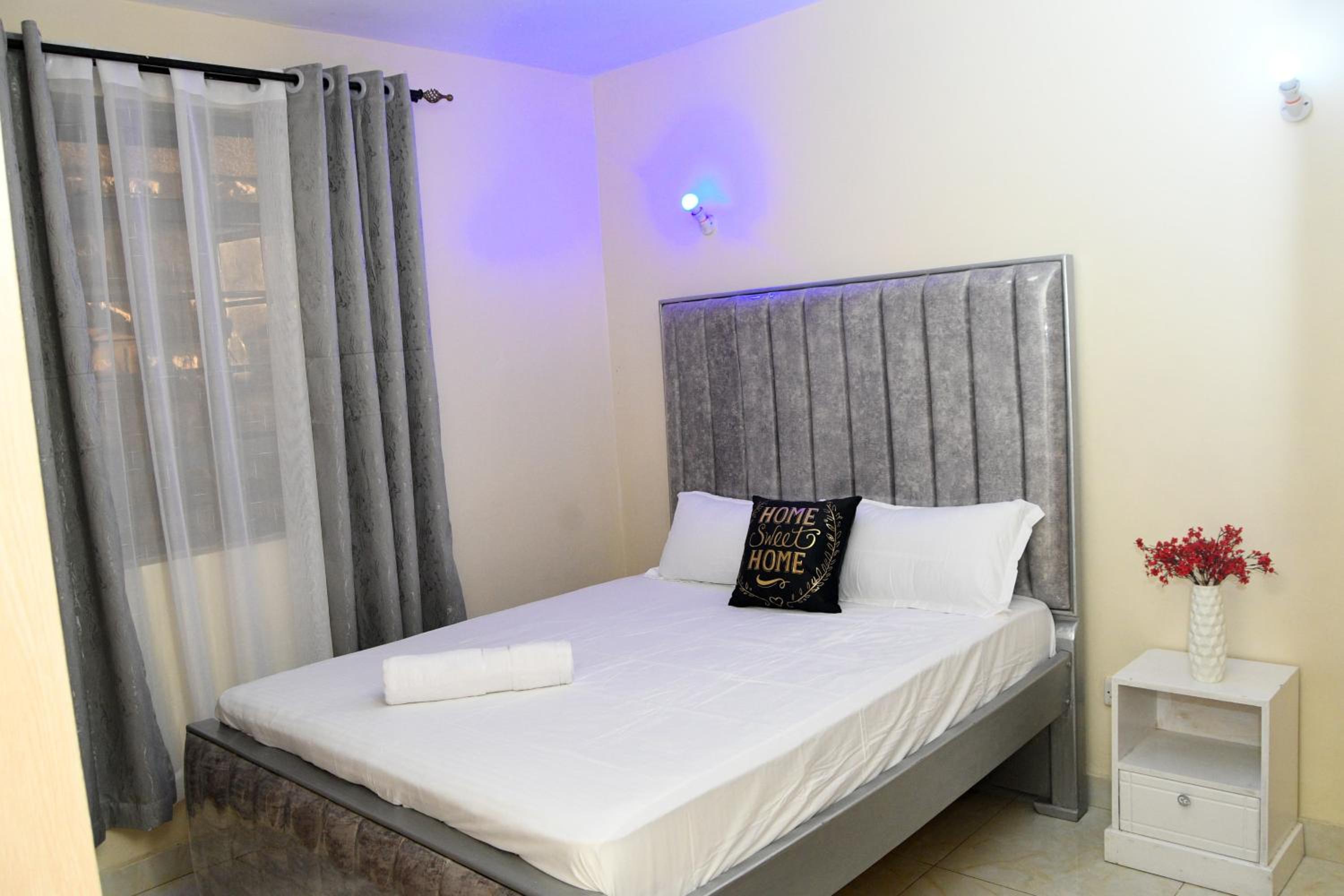 A room with a private bathroom near airport view 3