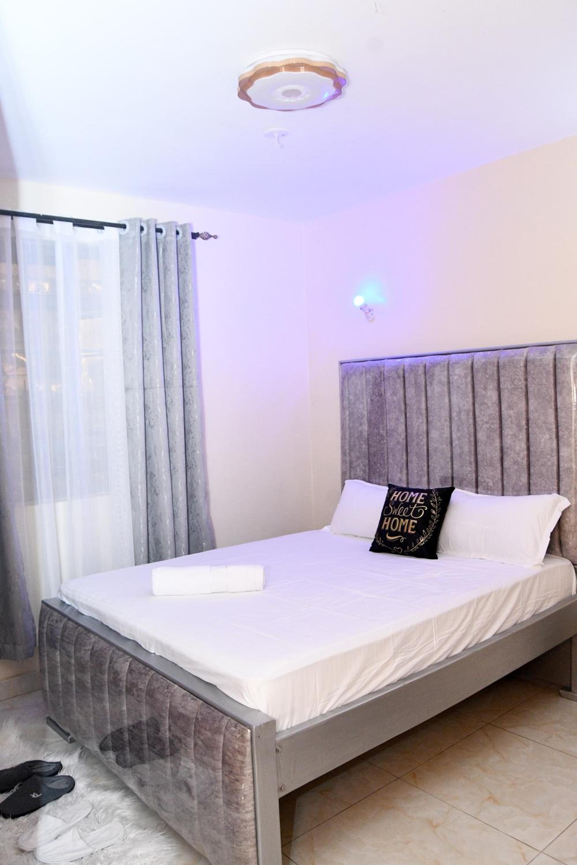 A room with a private bathroom near airport view 5