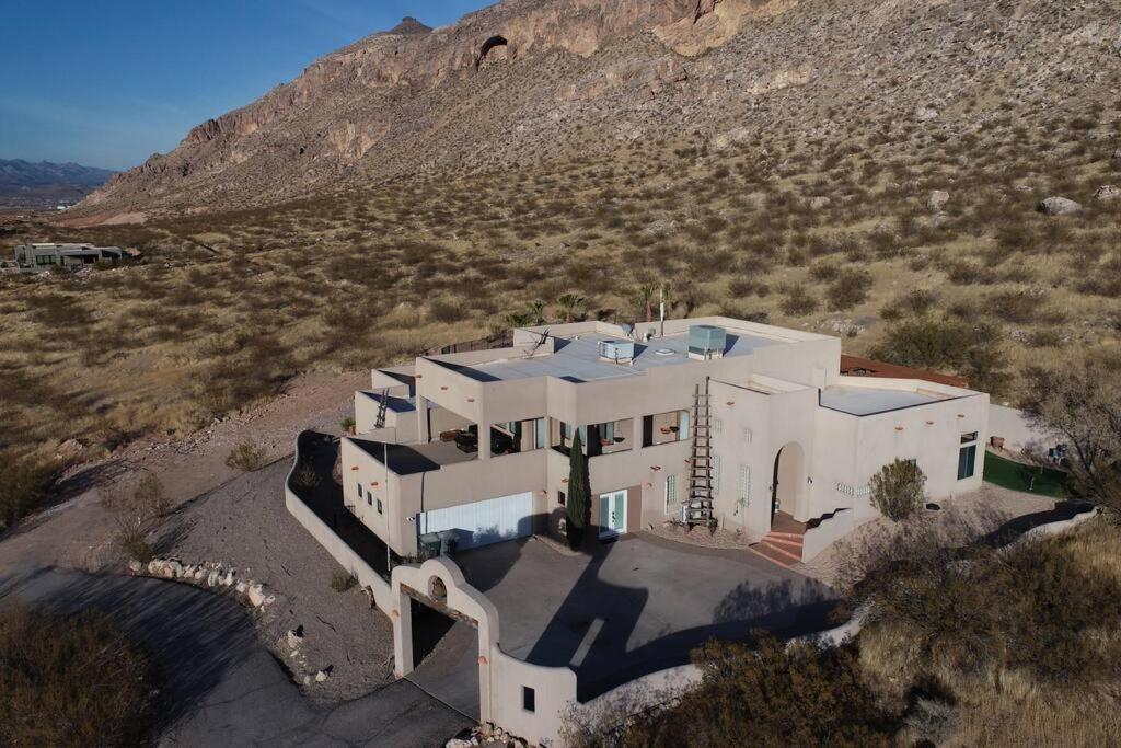 Cliff Dwellers A Spectacular 5 Bedroom Home Just East Of Sand Hollow Reservoir view 4