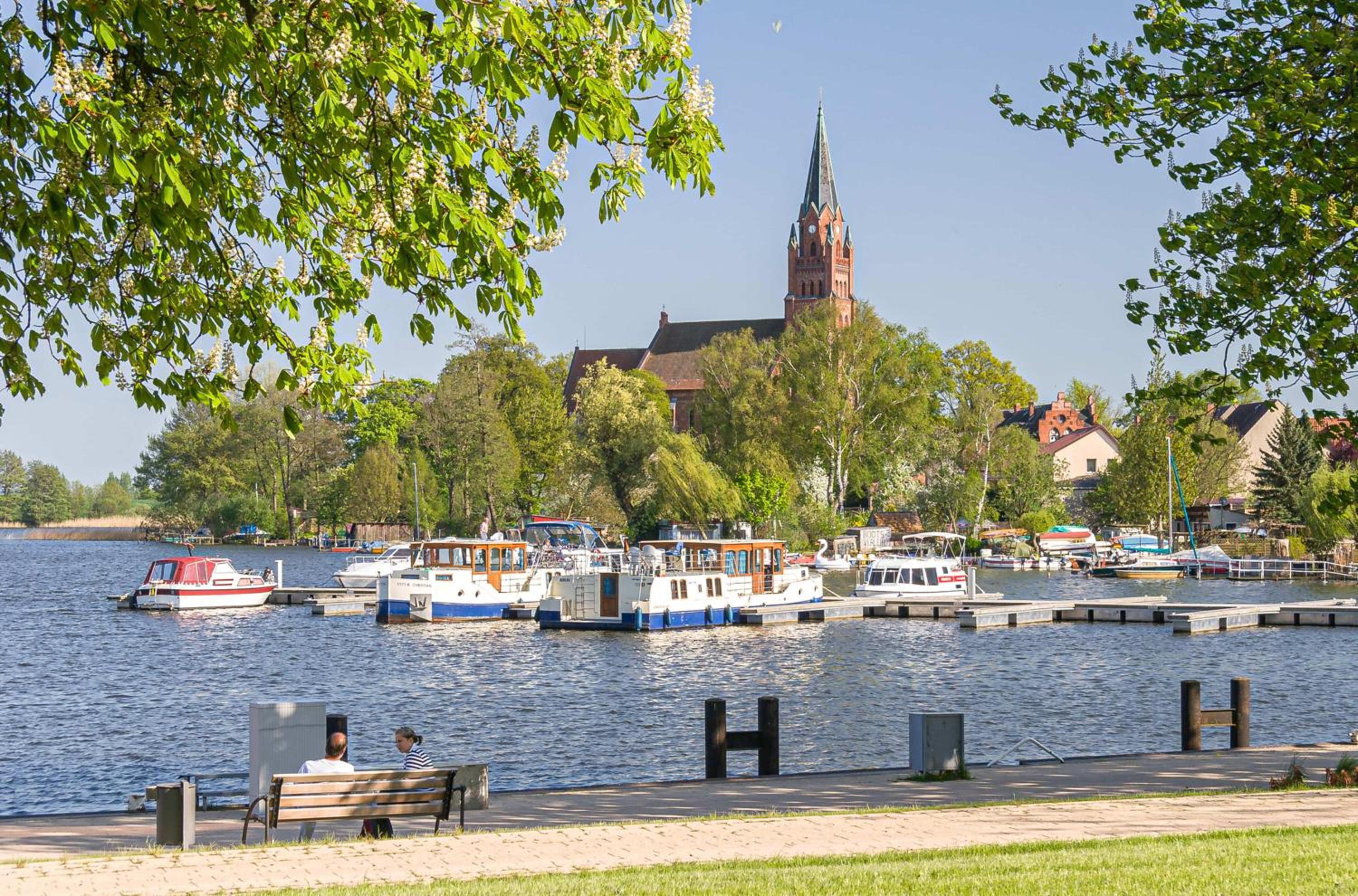 Hafensegler am Stadthafen Röbel