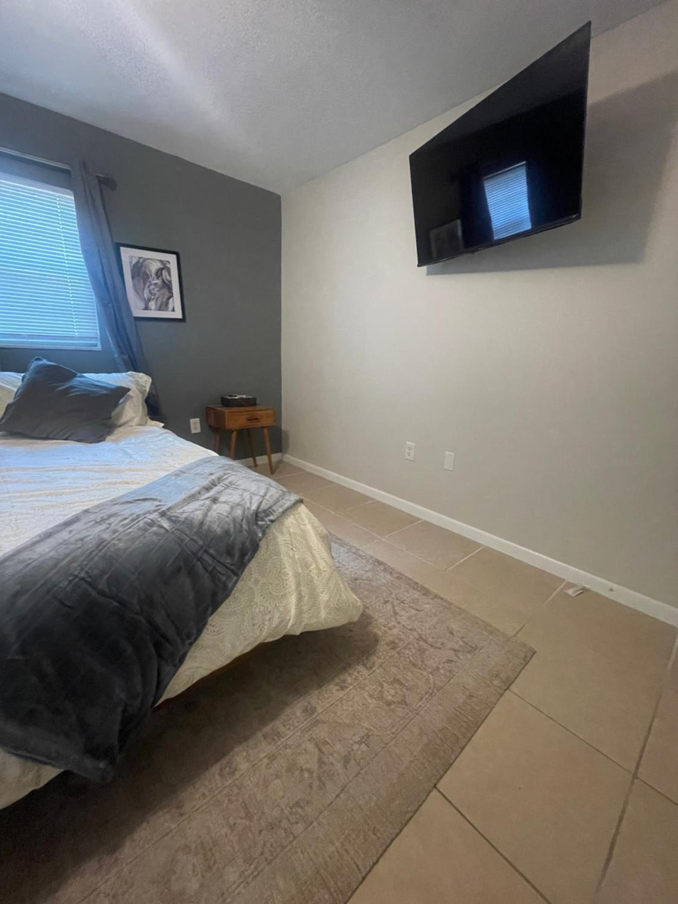 Cozy Stay Ocala, King Bed, Fenced yard, WIFI, Near WEC & Historic Downtown, Dogs Ok view 2