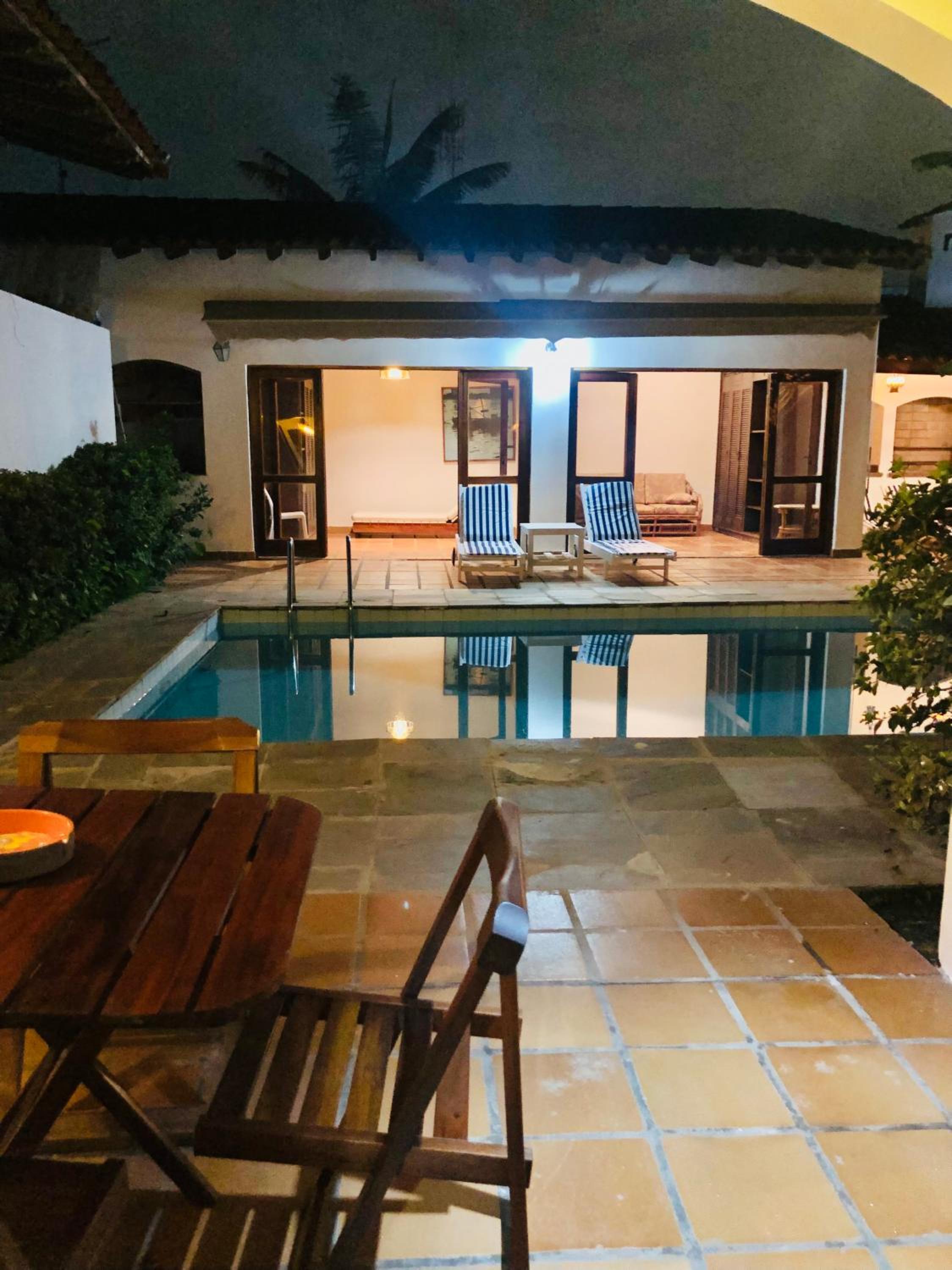 Piscina agradável pertinho da praia