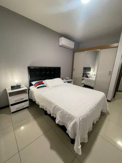 Departamento amplio, moderno y centrico!