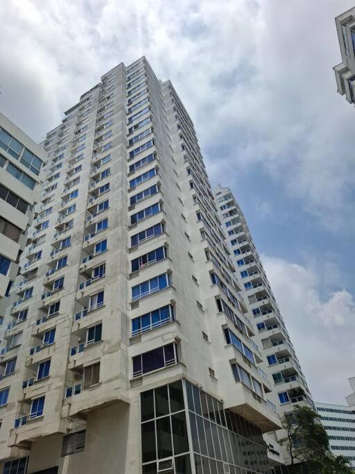 Apartamento moderno 9 floor 2BR Laguito - Frente a la playa